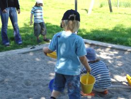 Kinder im Sandkasten